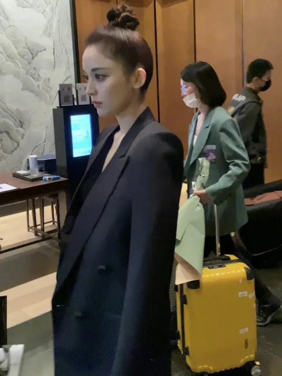 娜扎这可是完全的贴头皮造型啊,发际线就这么好看,额头长的也好看真就