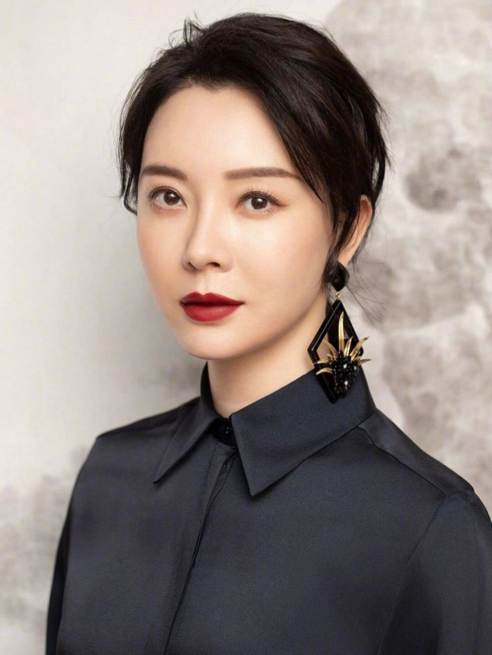 陈 数 电视剧《暗算》黄依依扮演者 她和柳云龙搭档出演的该剧演绎的