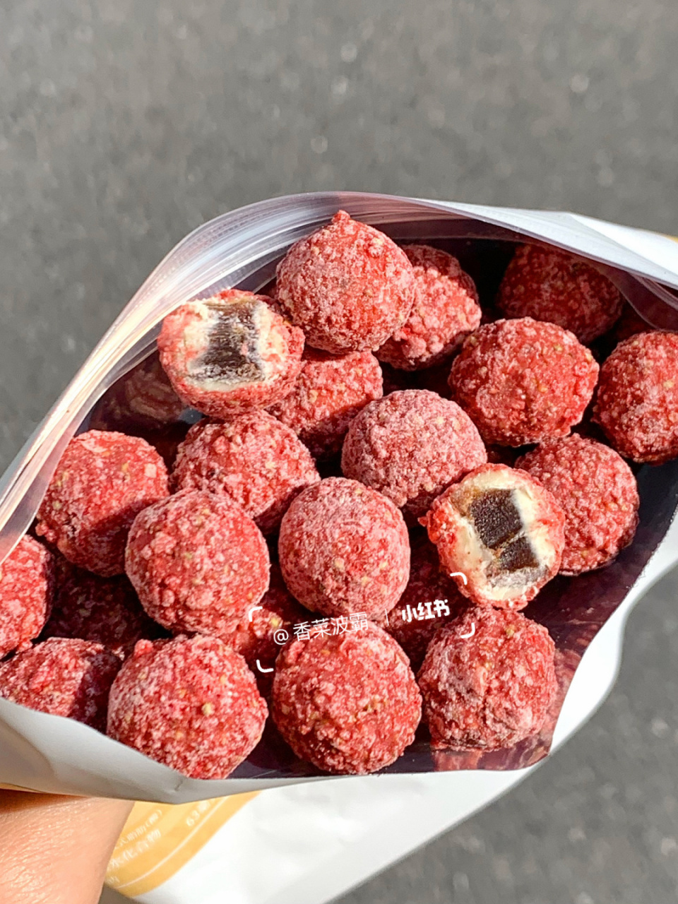 一口咬下去浓郁的草莓奶香77巧克力77山楂 奶香味好浓郁～ 中间是