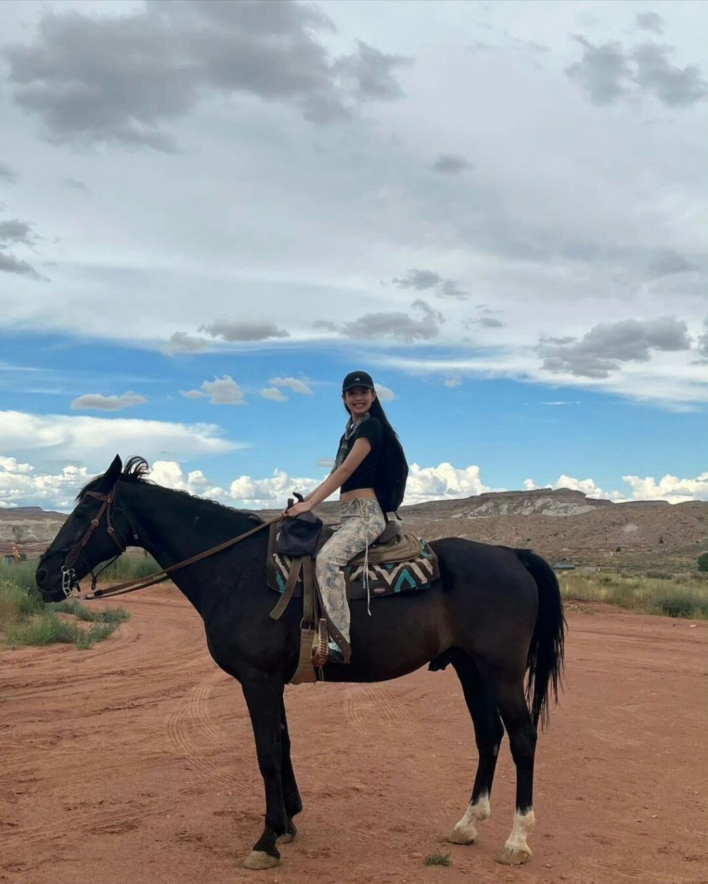 jennie又晒出旅行骑马随拍啦,这条雏菊喇叭裤彩英也穿过,裤子是真的