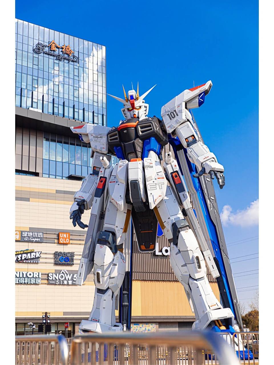 没想到在上海,居然能看到1:1等身的自由高达立像真的是太帅了!