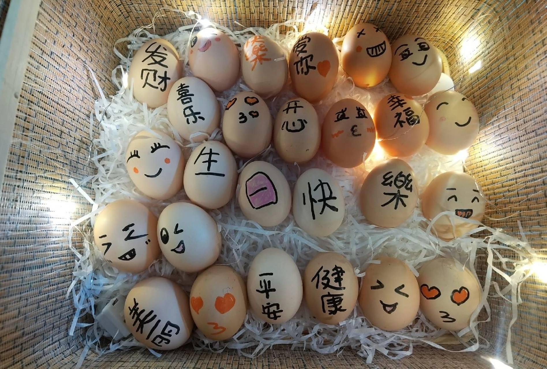 礼轻情意重,满满的手绘生日鸡蛋画 可可爱爱的生日鸡蛋.