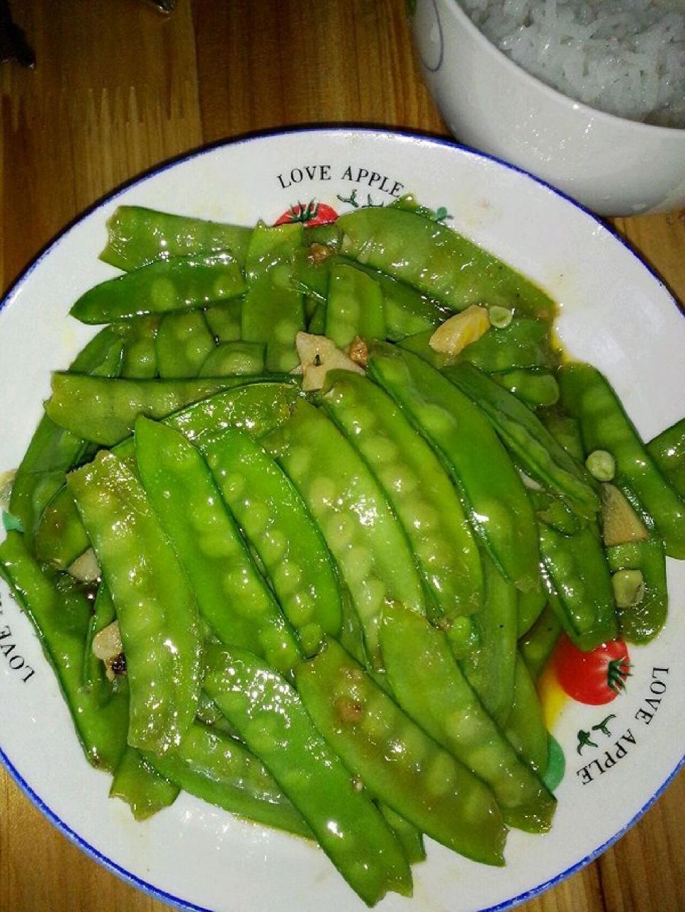 清炒豌豆荚 首先将豌豆夹洗净,加少许盐爆腌;姜,葱切末;青椒,红椒切丝