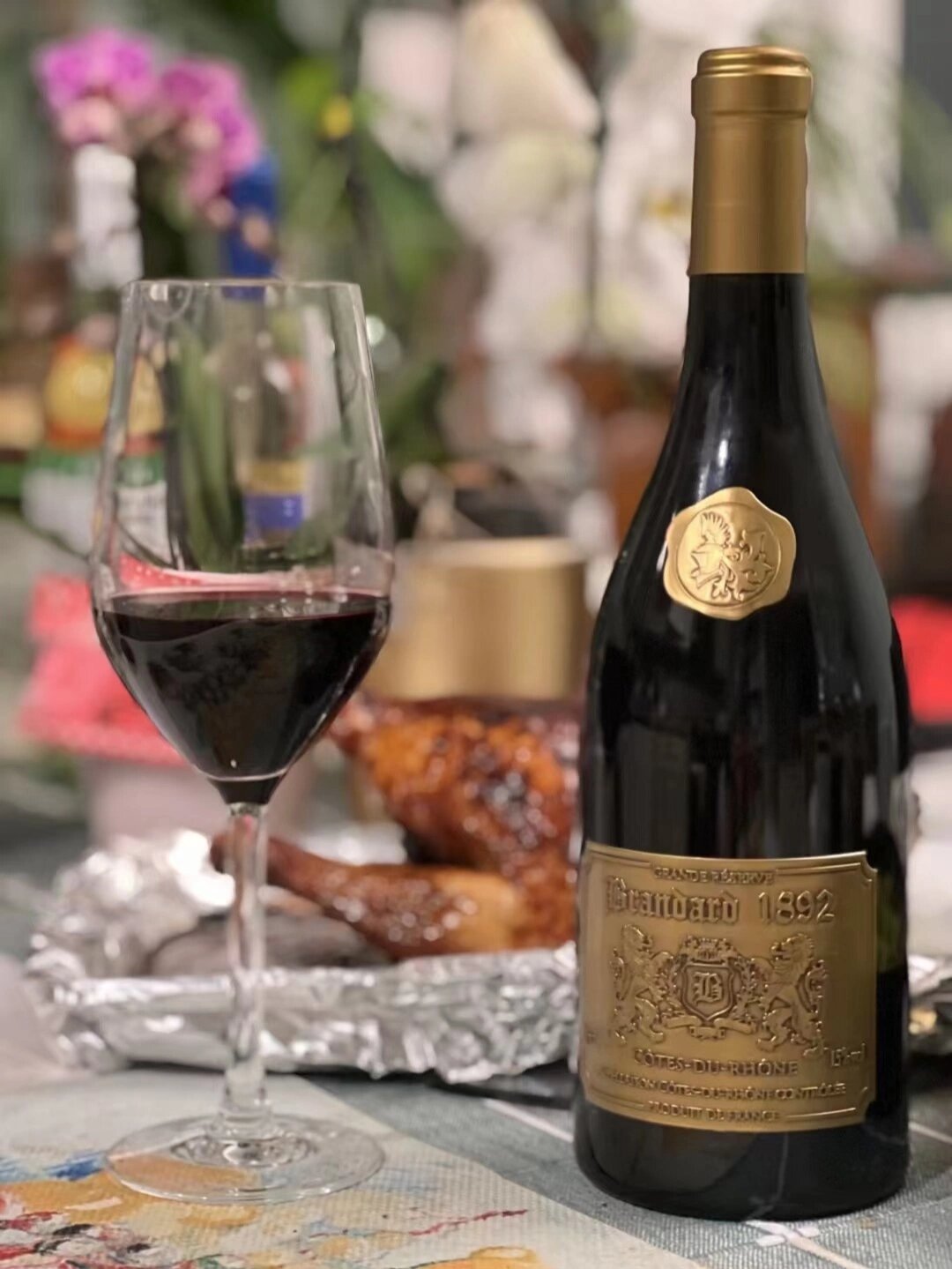 不锈钢发酵罐中发酵,50%经过橡木桶陈酿,窖藏时间6个月
