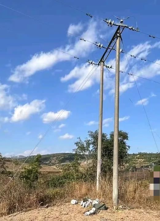 目前在10kv线路的耐张杆塔基本用的是悬式瓷瓶,这种绝缘子最大的弊端