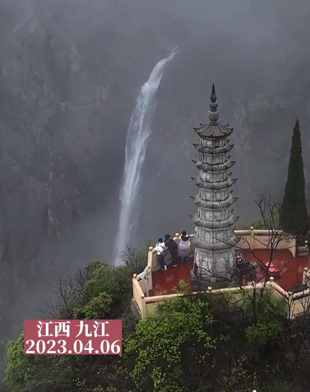 【庐山瀑布再现飞流直下三千尺网友:李白诚不欺我】近日,江西九江庐山