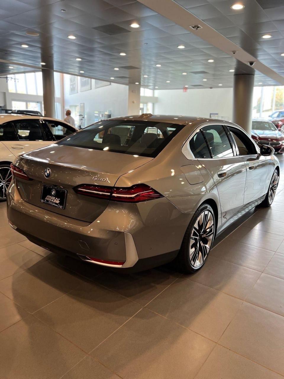 全新宝马5系豪华套装香槟色.