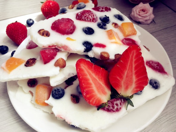 家人们,今天给大家分享一款超级好吃的酸奶蜂蜜沙拉拌水果!