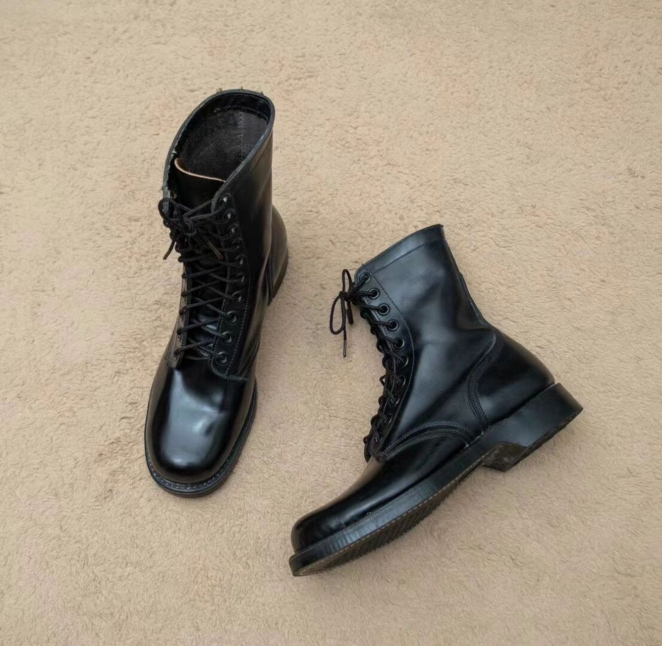 越战早期的leather combat boots,主要在1965年到1966年初配发驻越