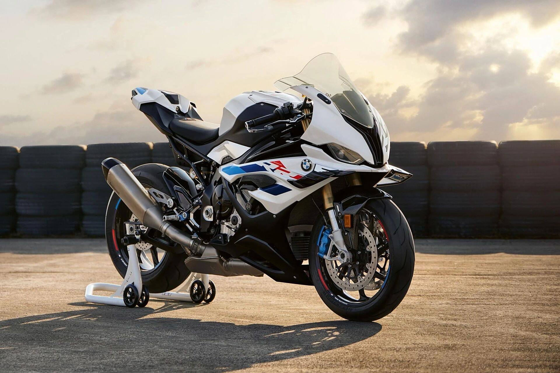 bmw 2023款 rr 近期bmw推出了新款的rr,不难发现有了"小鸟嘴"其他方面