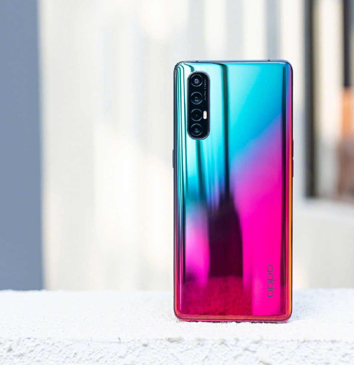 oppo reno 3 oppo为这款手机算是下足了功夫,还没发布地铁站里面就铺