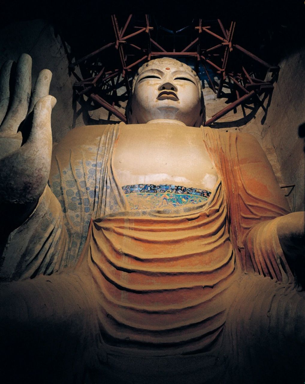 从远处观看,是一座雄伟壮观的九层楼阁,俗称九层楼,它是莫高窟最大的