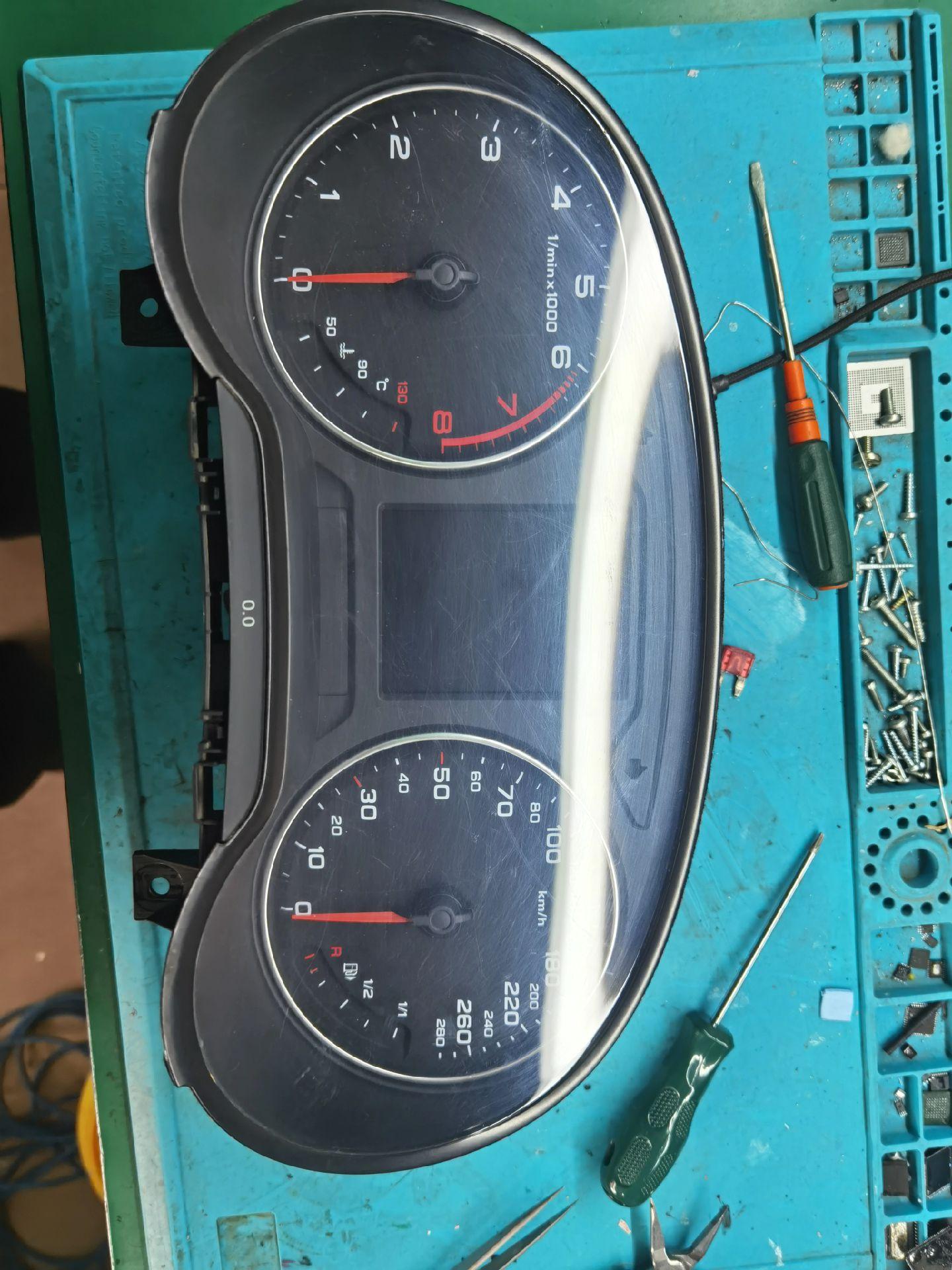 奥迪a3仪表燃油液位不显示更换传感器故障依旧维修仪表故障排除