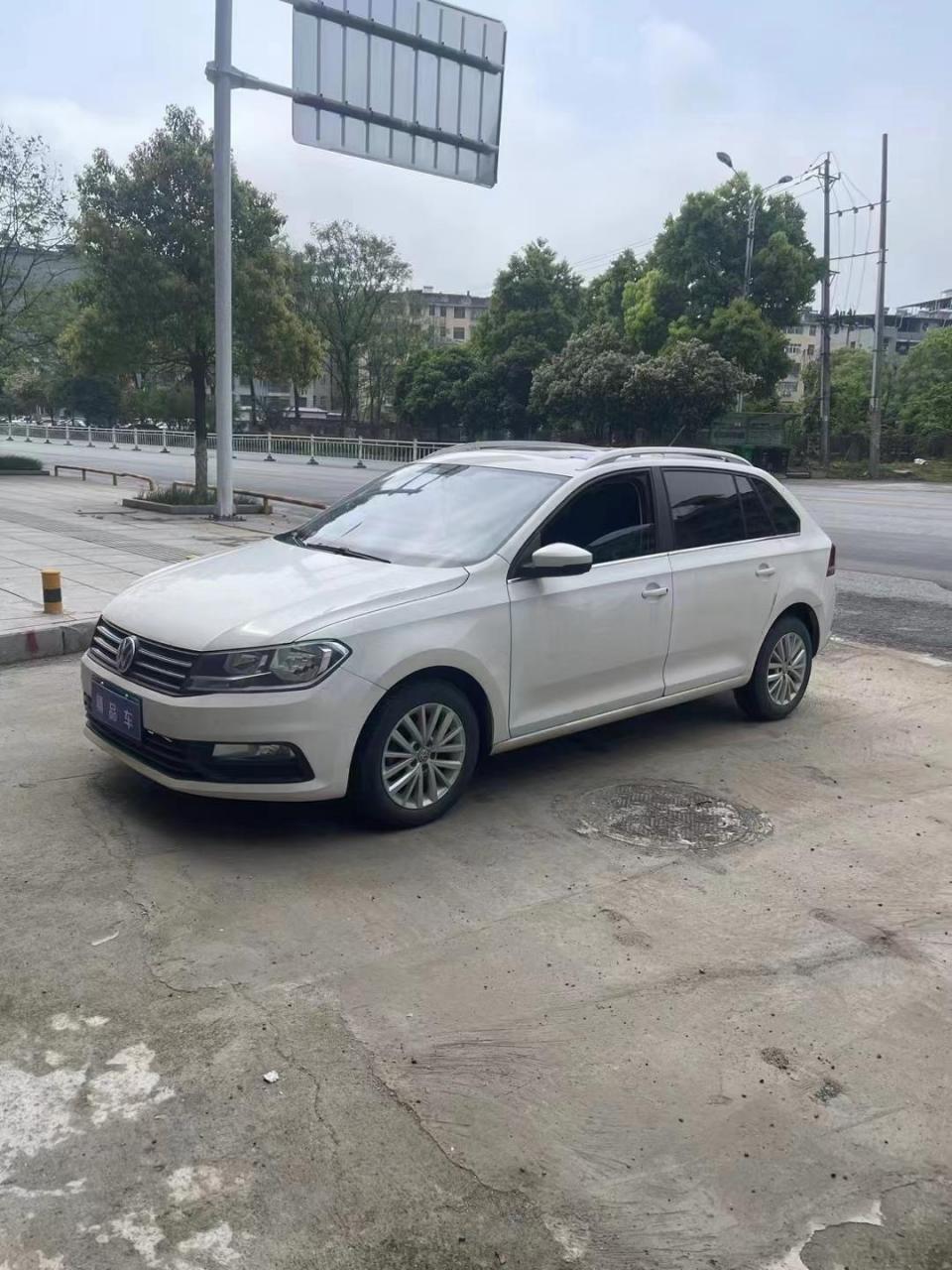 出售17年上牌的大众桑塔纳2厢浩纳,1.