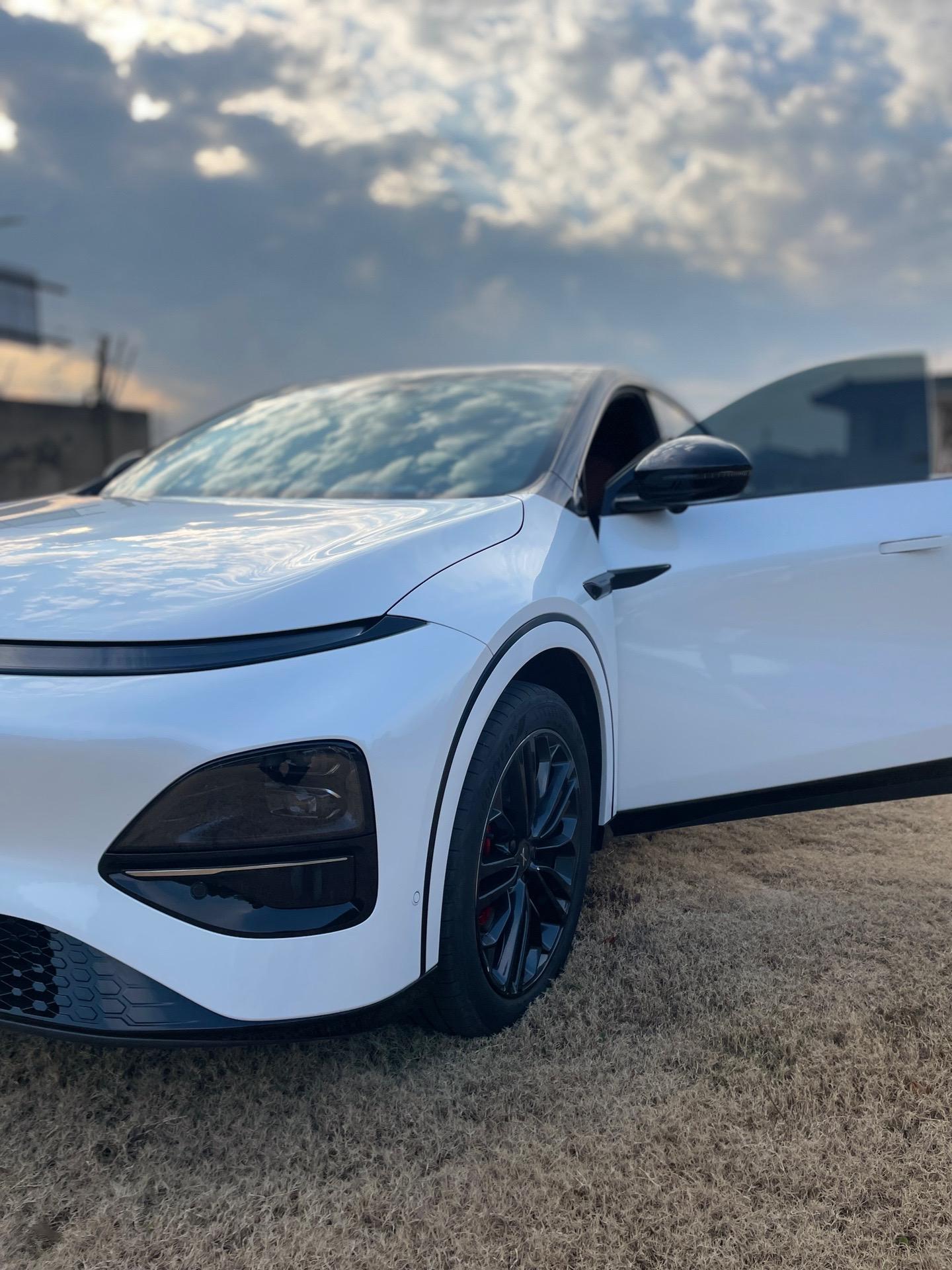 小鹏g6悬浮顶 轮毂熏黑 卡钳改色