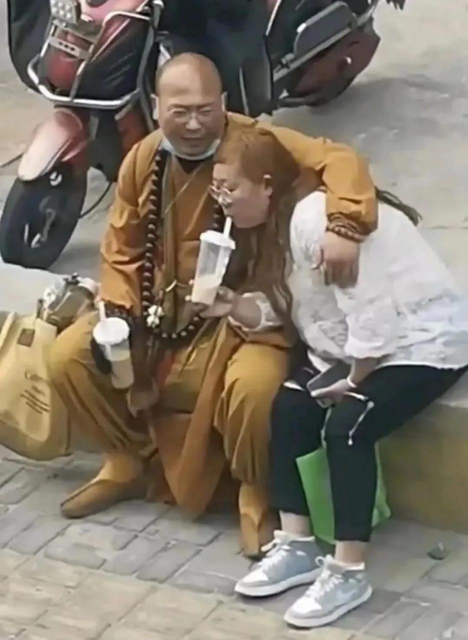 "花和尚"当街搂抱女子,俩人边喝奶茶边聊天!