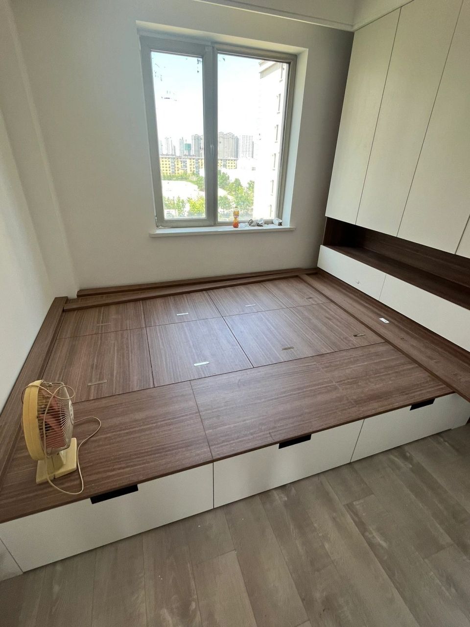 榻榻米要加炕沿儿吗 我觉得这样平的很好啊,为什么还要加炕沿儿