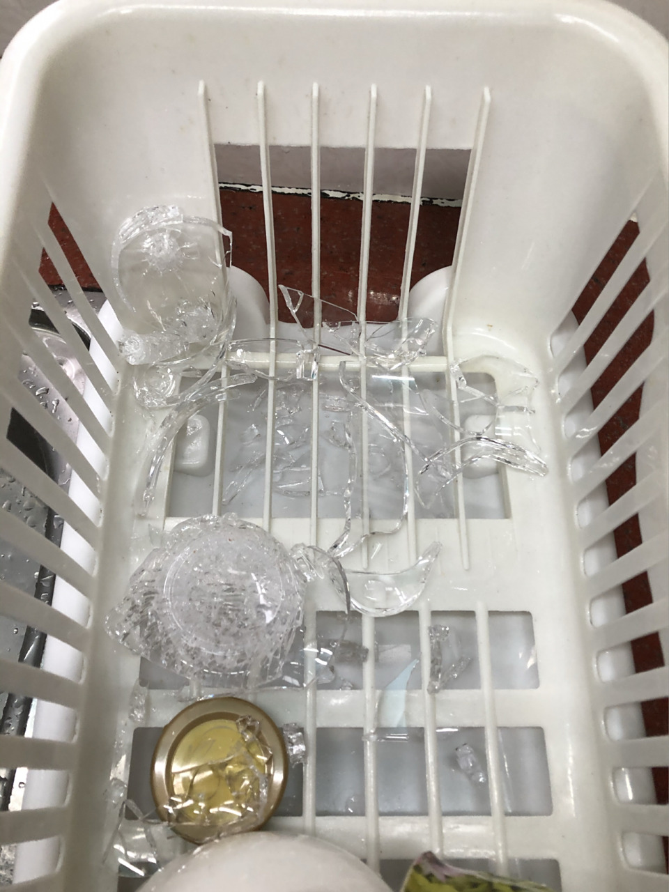 玻璃杯突然自爆～碎成渣渣 买了个玻璃杯,号称可以放微波炉,而且我也