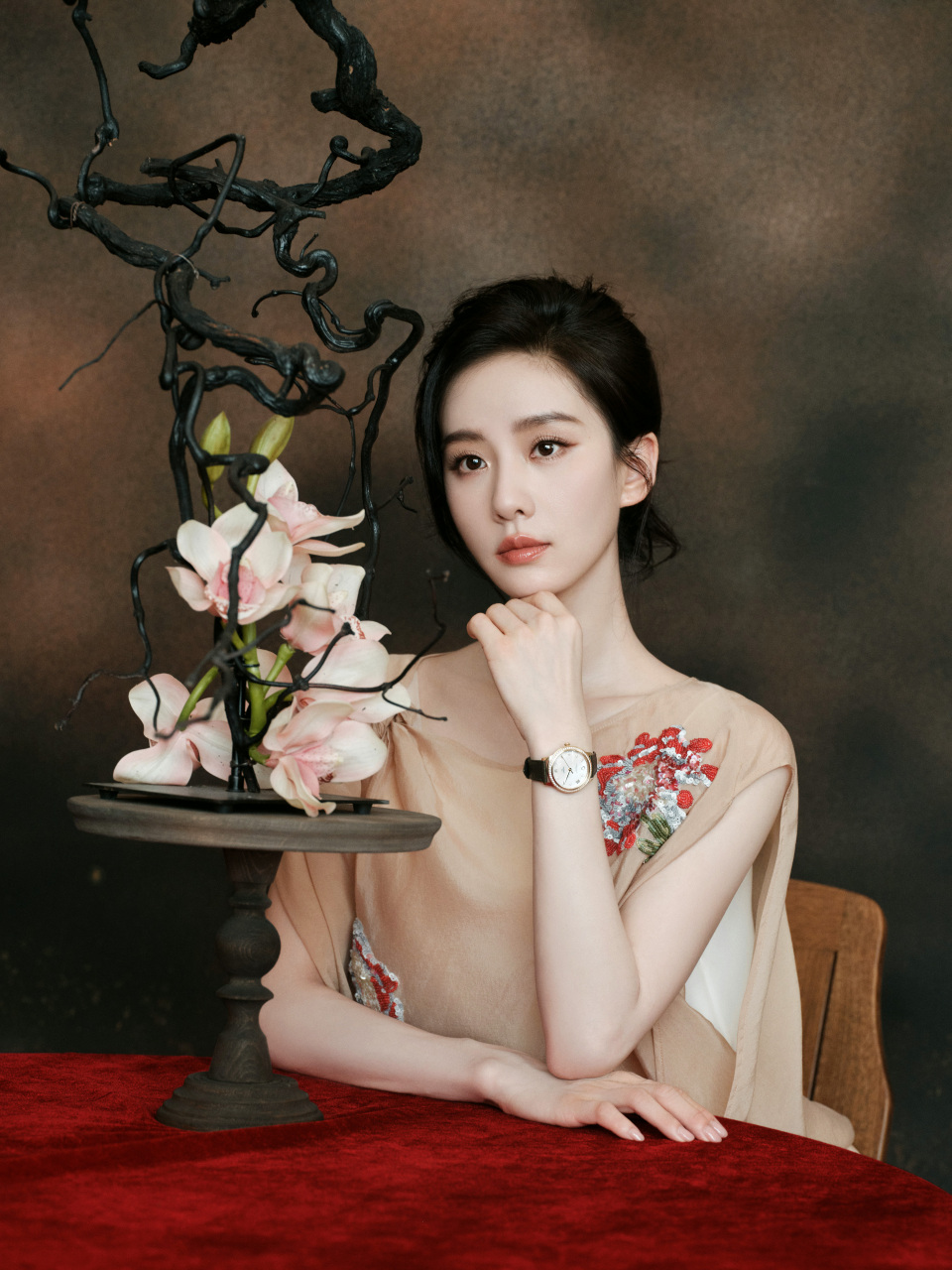 刘诗诗 承古溯今,皎皎生辉,有佳人美耀东方.@刘诗诗 #elle风尚大典