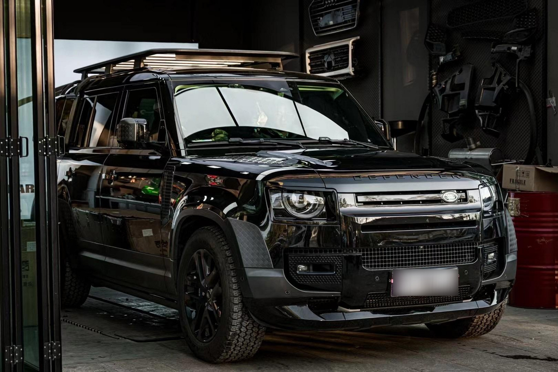 路虎defender110黑武士 "颜色的尽头是黑色,越野的镜头是卫士!