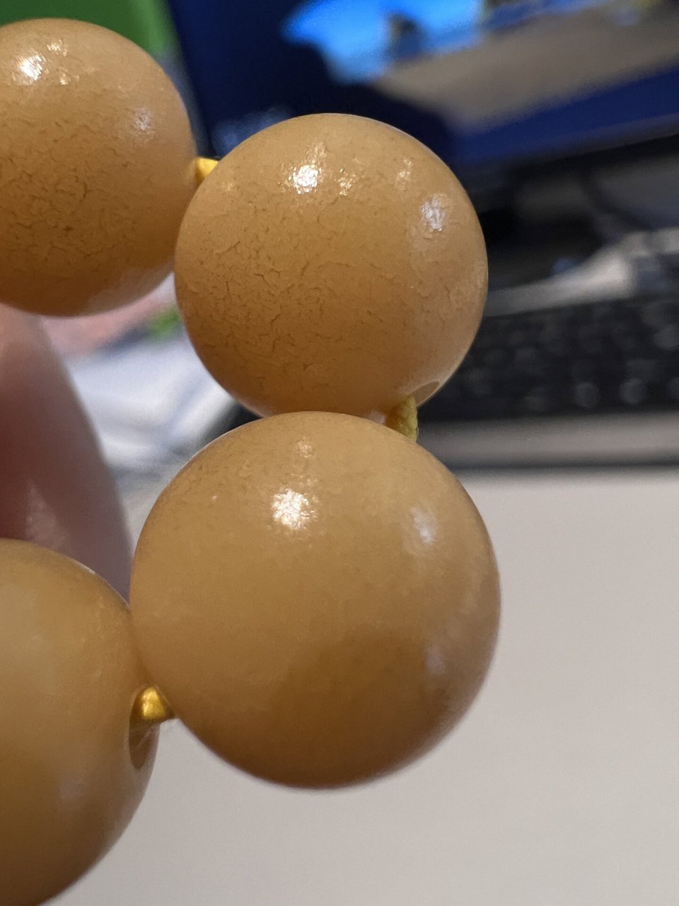 这串白玉菩提根是开片了吧!是的吧! 第一次看到开了片的,真美啊