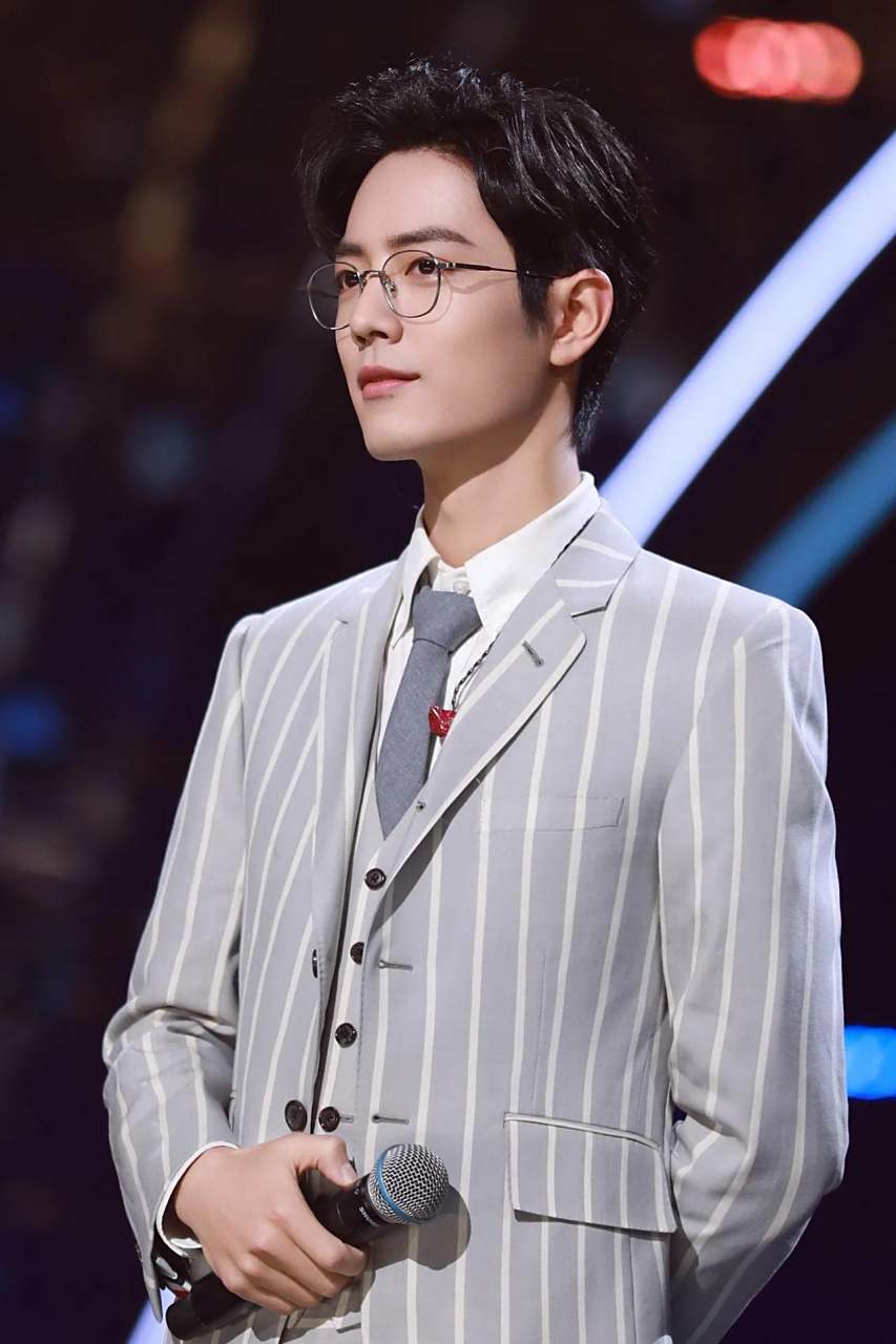 肖战戴眼镜真的高级,果然人长得帅戴什么眼镜都好看.