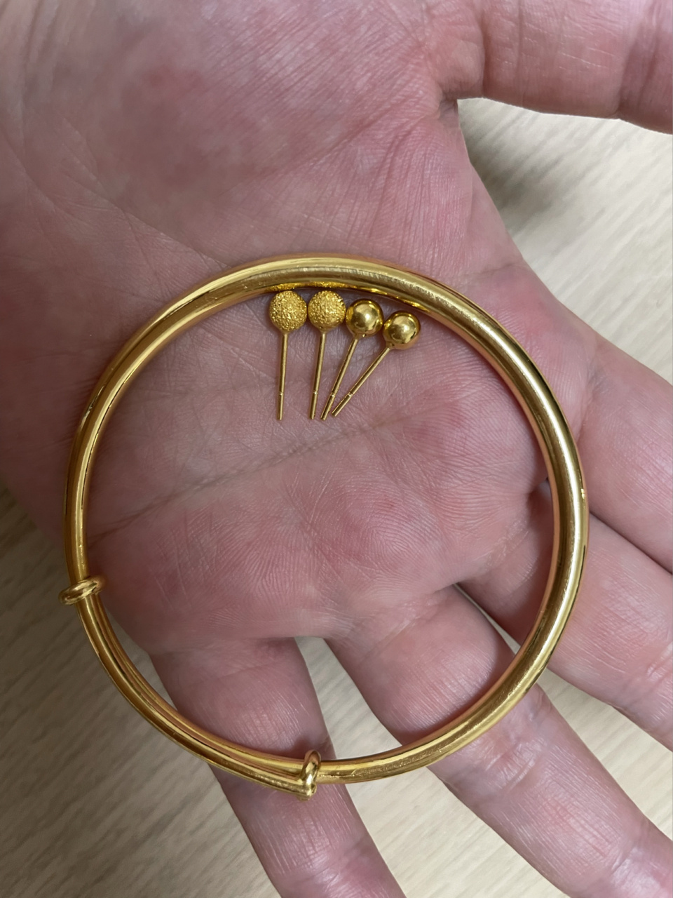 04克金镯子,2021年3月2日买的时候金价468,总价两万四不到.