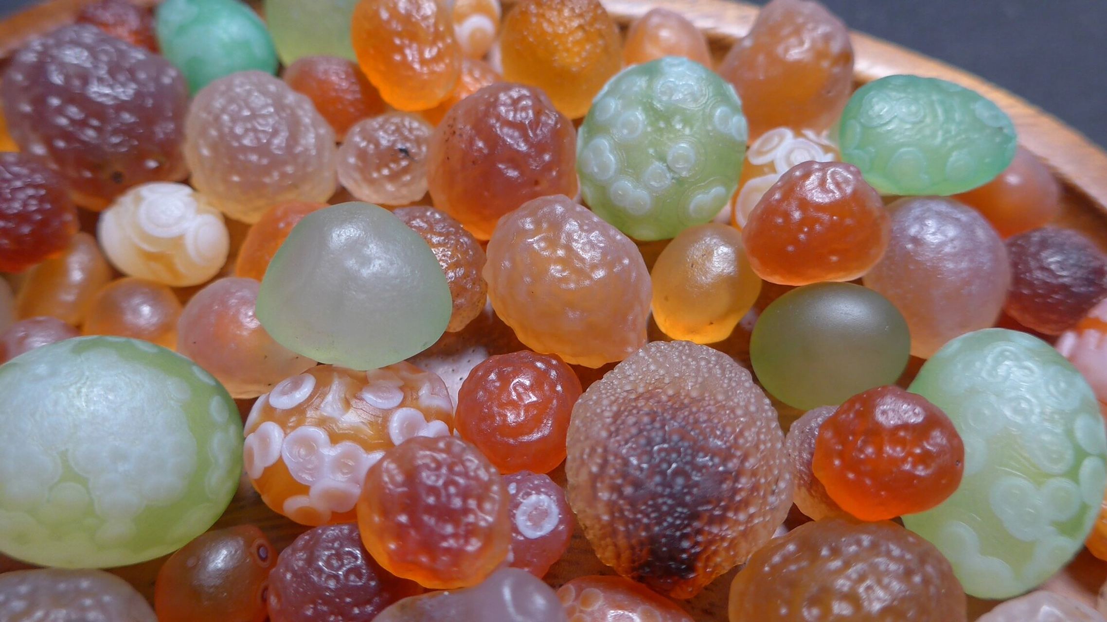 精品阿拉善地表糖心玛瑙 也不全是阿拉善,混有几颗绿糖心玛瑙与花眼