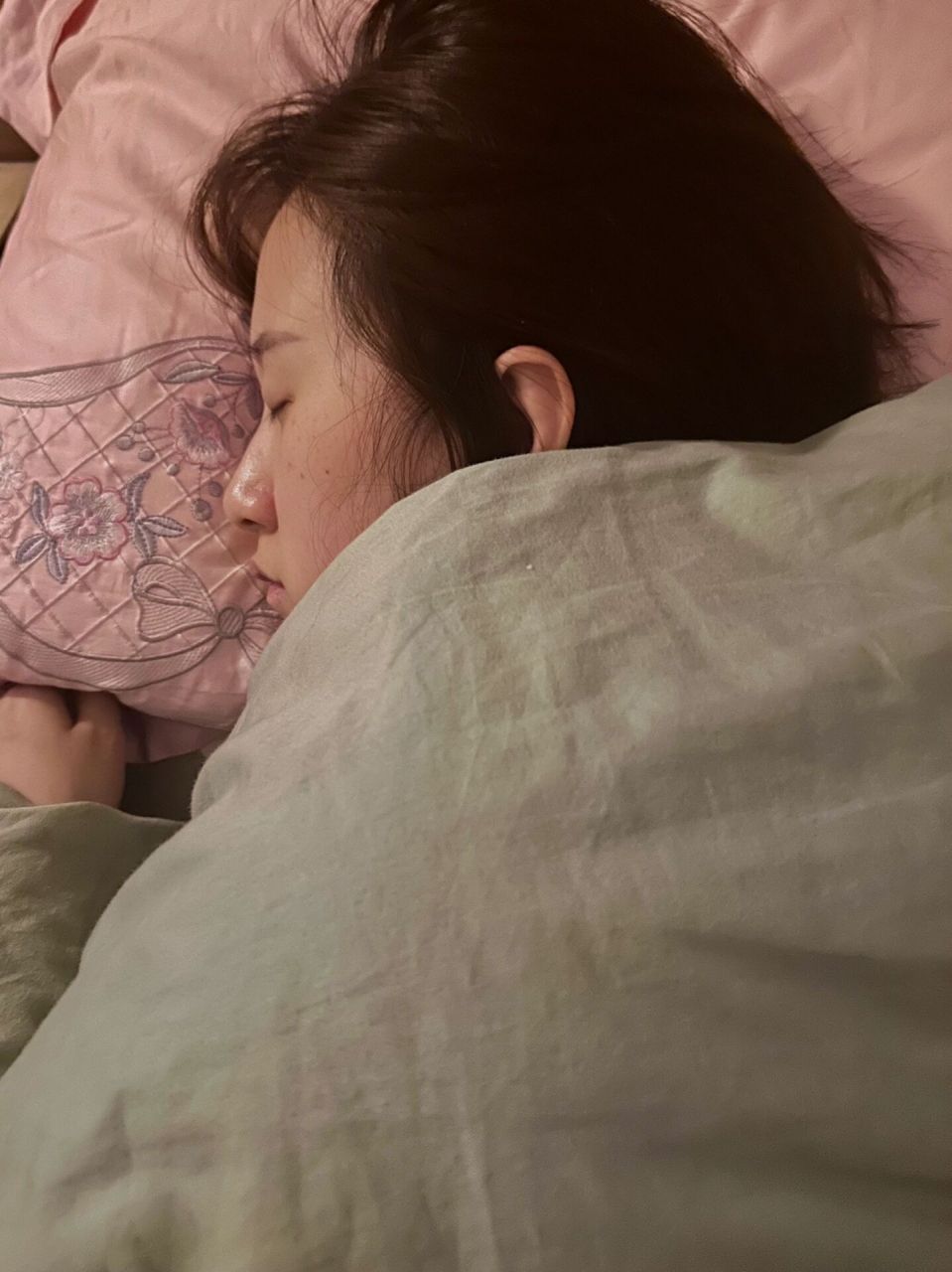 好爱老婆啊,想把她揉进怀里 早晨起床时老婆还没醒,乖乖的软软的 	 给