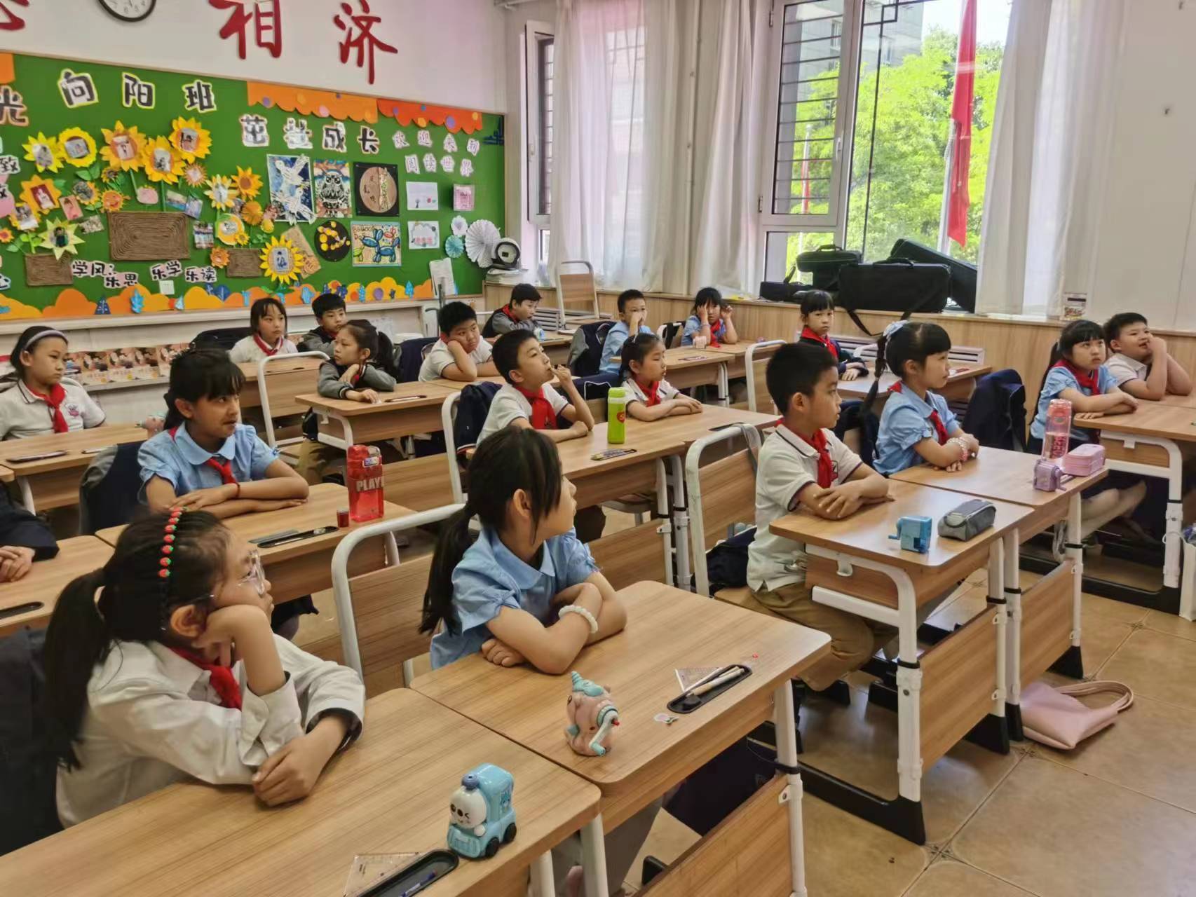 6月2日,山西高速交警一支队一大队走进太原市马蹄莲小学为小朋友们