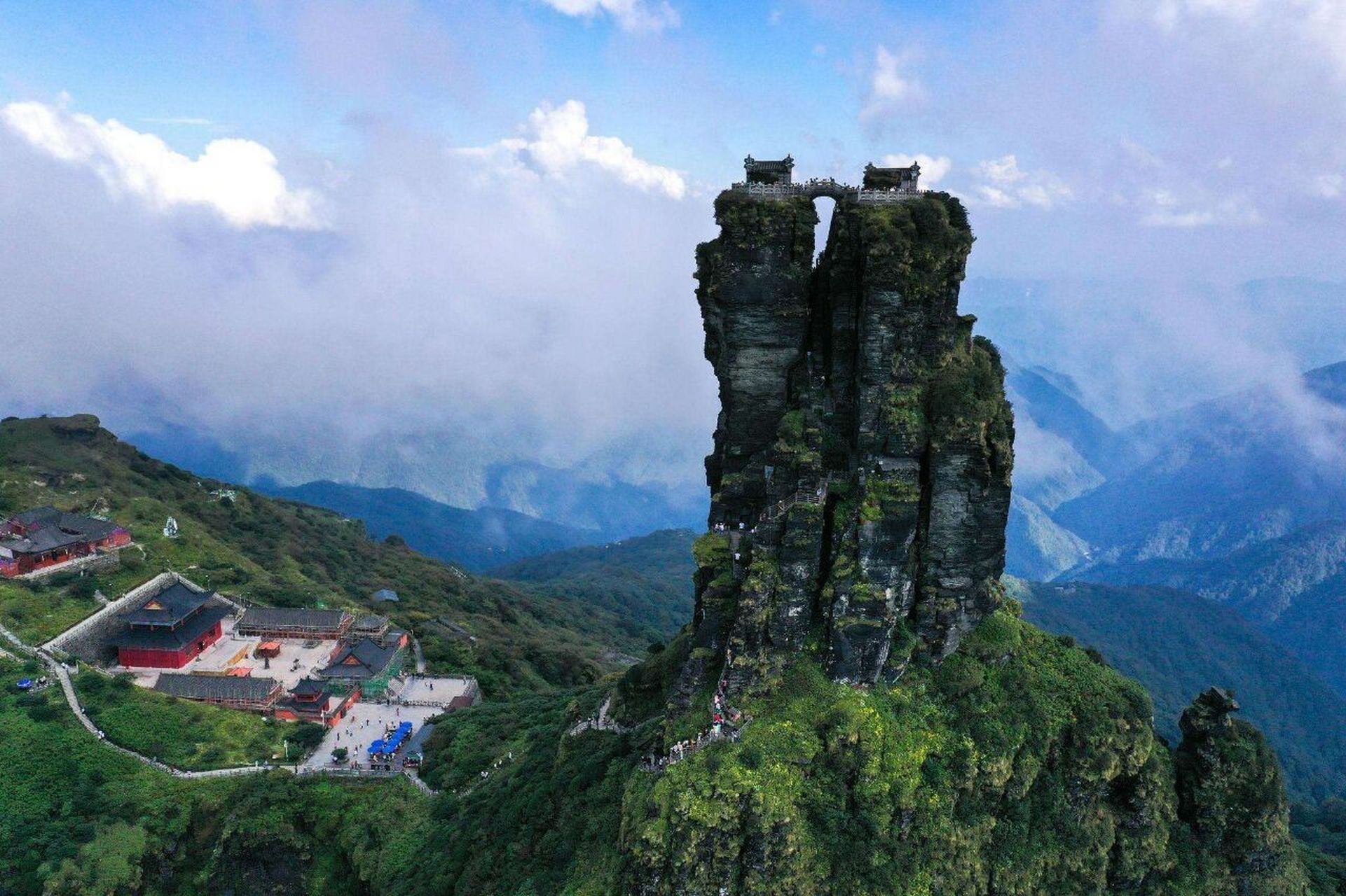 贵州铜仁梵净山风景区 梵净山被称为贵州第一名山,武陵第一峰,无论