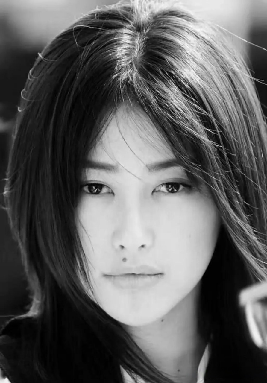 参加浪姐的朱珠,以前嘴唇上方有很明显的一颗痣,现在没有了.