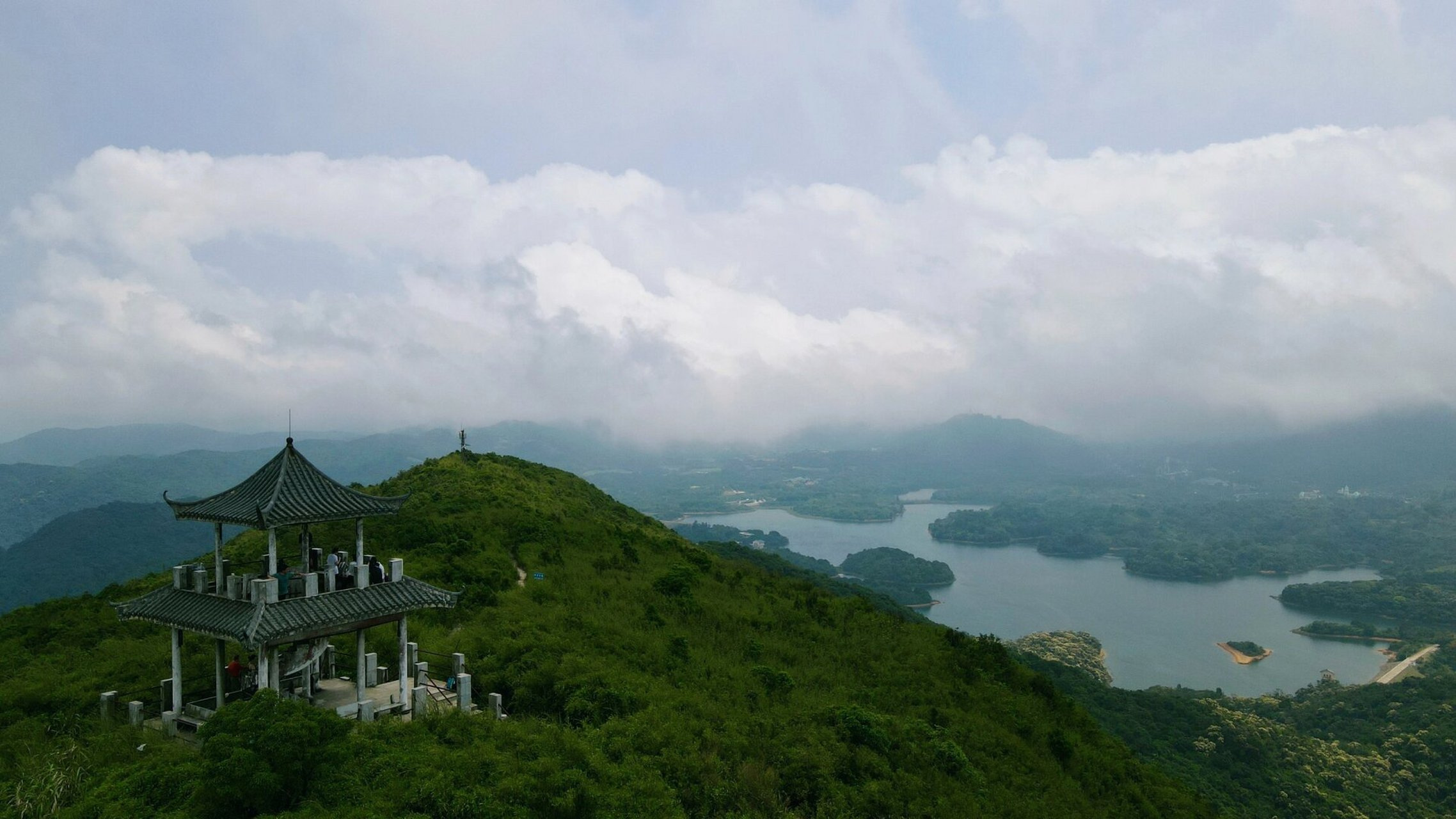 人挤人的新晋网红地"深圳千岛湖"|打鼓嶂 打鼓嶂又叫打鼓岭,海拔562米