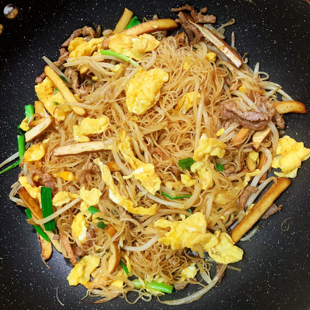 喷香的炒榨面来咯 正宗炒榨面教程来咯 09用料: 1.