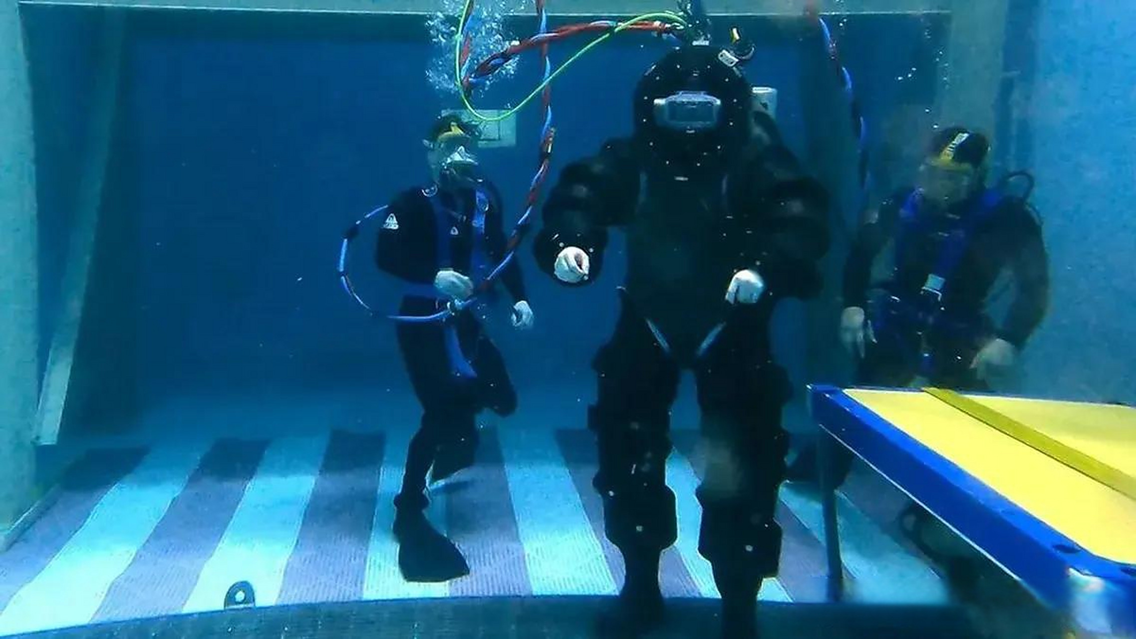 美国海军正式研发新型"钢铁侠"深海潜水服 美国海军目前正在研制一种