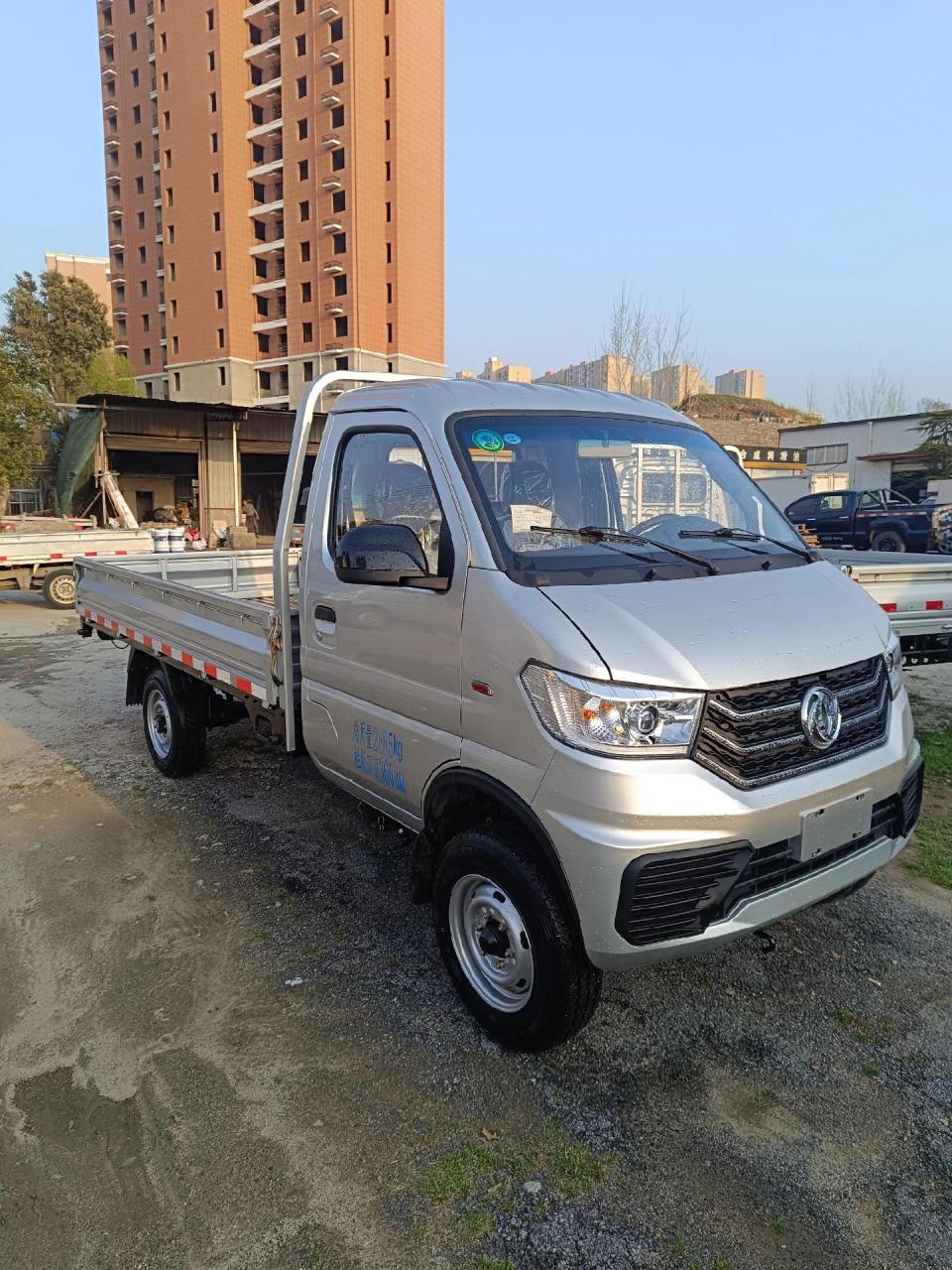 东风小霸王单排栏板车 全款41800元,送10桶原装保养机油 货箱内尺寸:3