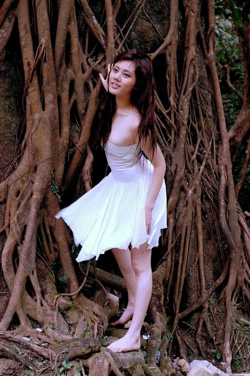 秋瓷炫早年山谷佳人写真