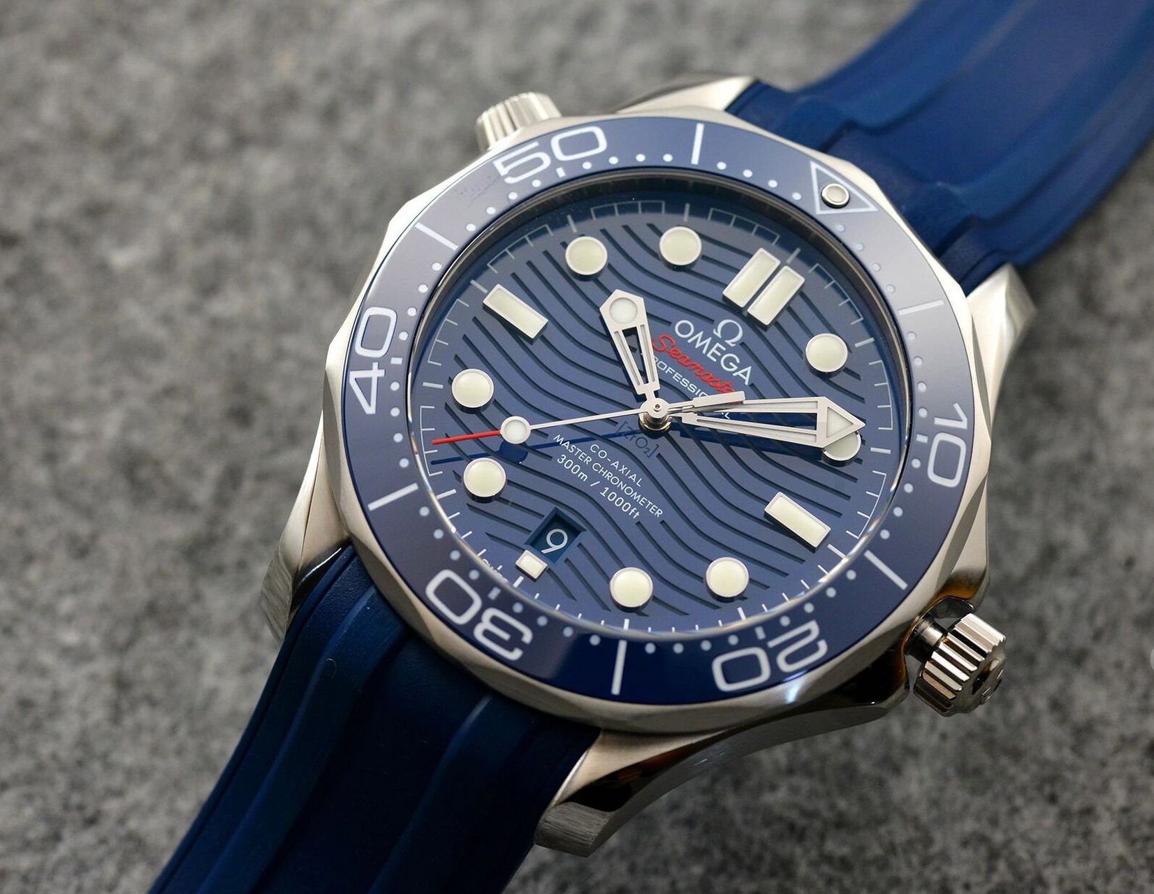 每天认识一只手表:欧米茄海马300潜水腕表 专柜售价:40900元90二级