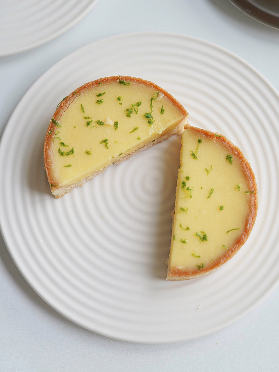 柠檬塔是法式甜点的绝对经典款,这个挞吃起来入口竟然先是罗勒香味