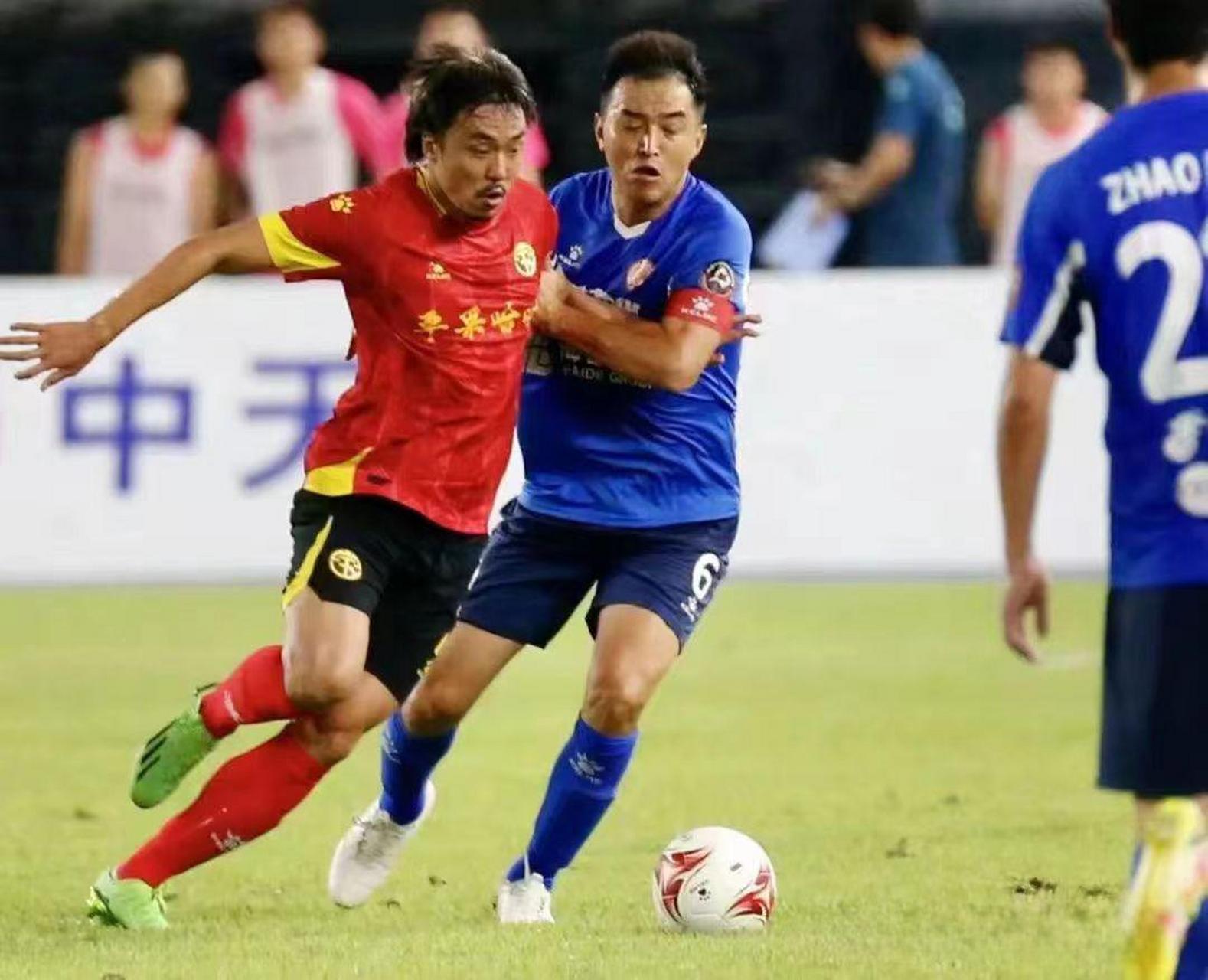 醉了,蓝衣赵旭日严防死守红衣冯潇霆,两人动真格的了!都是前恒大队友.