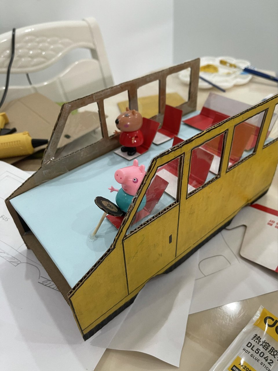 幼儿校车制作方法 第一份亲子手工作业:以车为主题 材料:厚纸板,薄