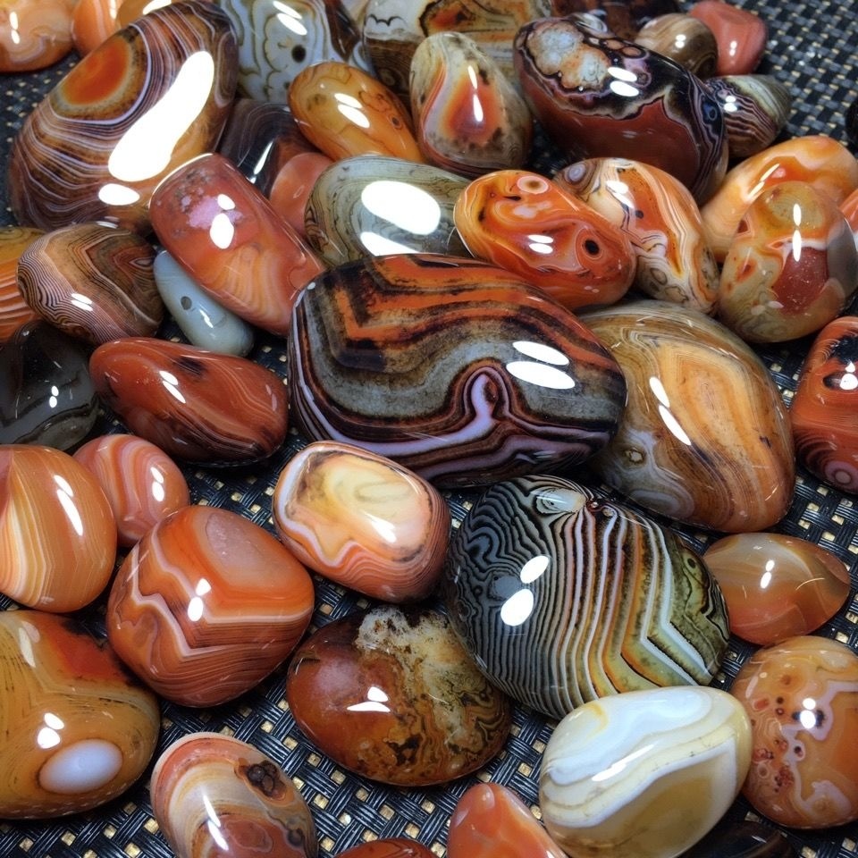 缠丝玛瑙 缠丝玛瑙(sardonyx)是各种颜色以丝带形式相间缠绕的一种