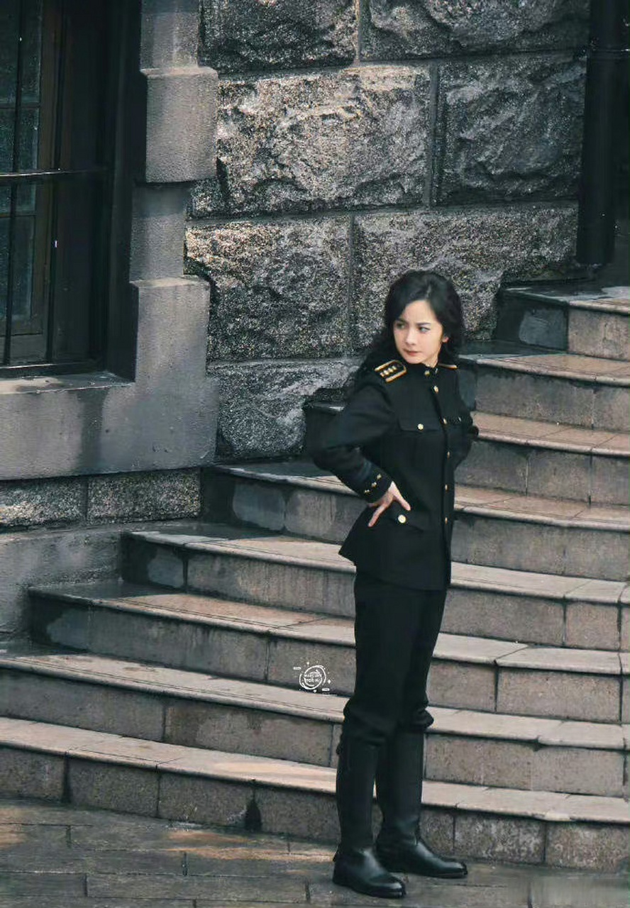 杨幂卷发军装路透#杨幂《哈尔滨1944》卷发军装路透96