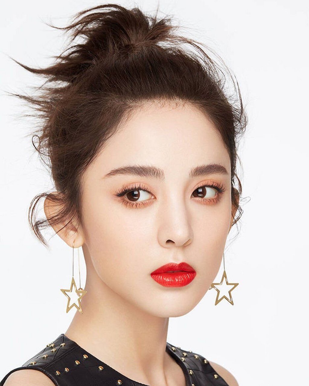 95古力娜扎 1992年5月2日出生于新疆乌鲁木齐市,中国内地影视女