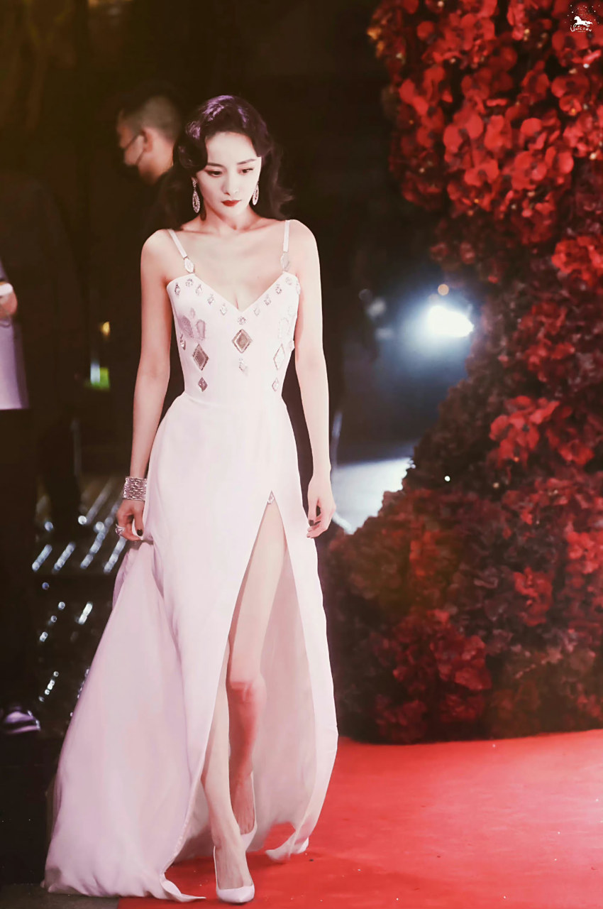 杨幂# ym#杨幂没有一顿火锅解决不了的事#  早安,蜜蜂们~ 今天来还怂