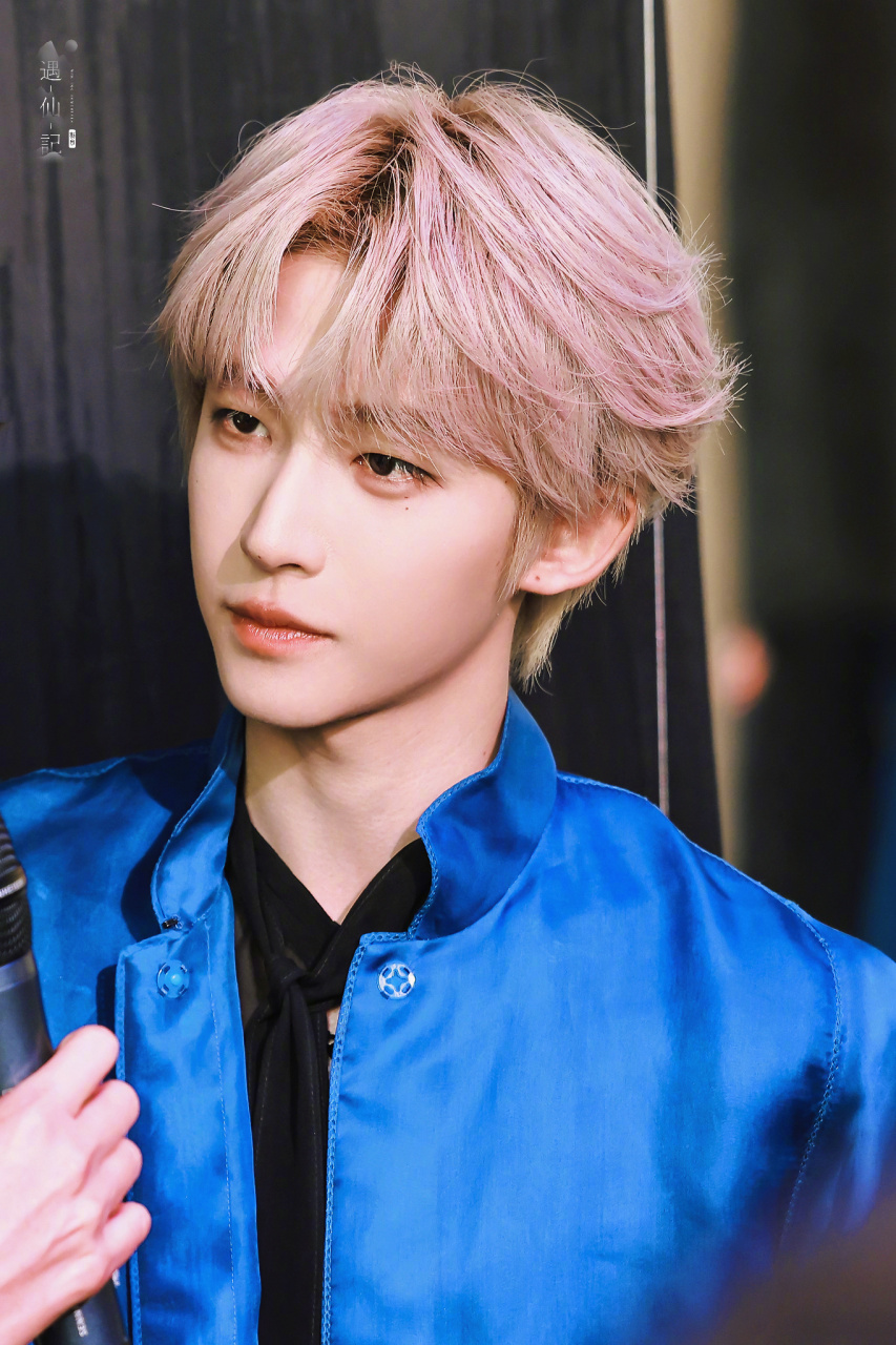 一袭蓝袍的东方美少年闪耀巴黎7897刘宇yu_ 特别牛的一张脸 来