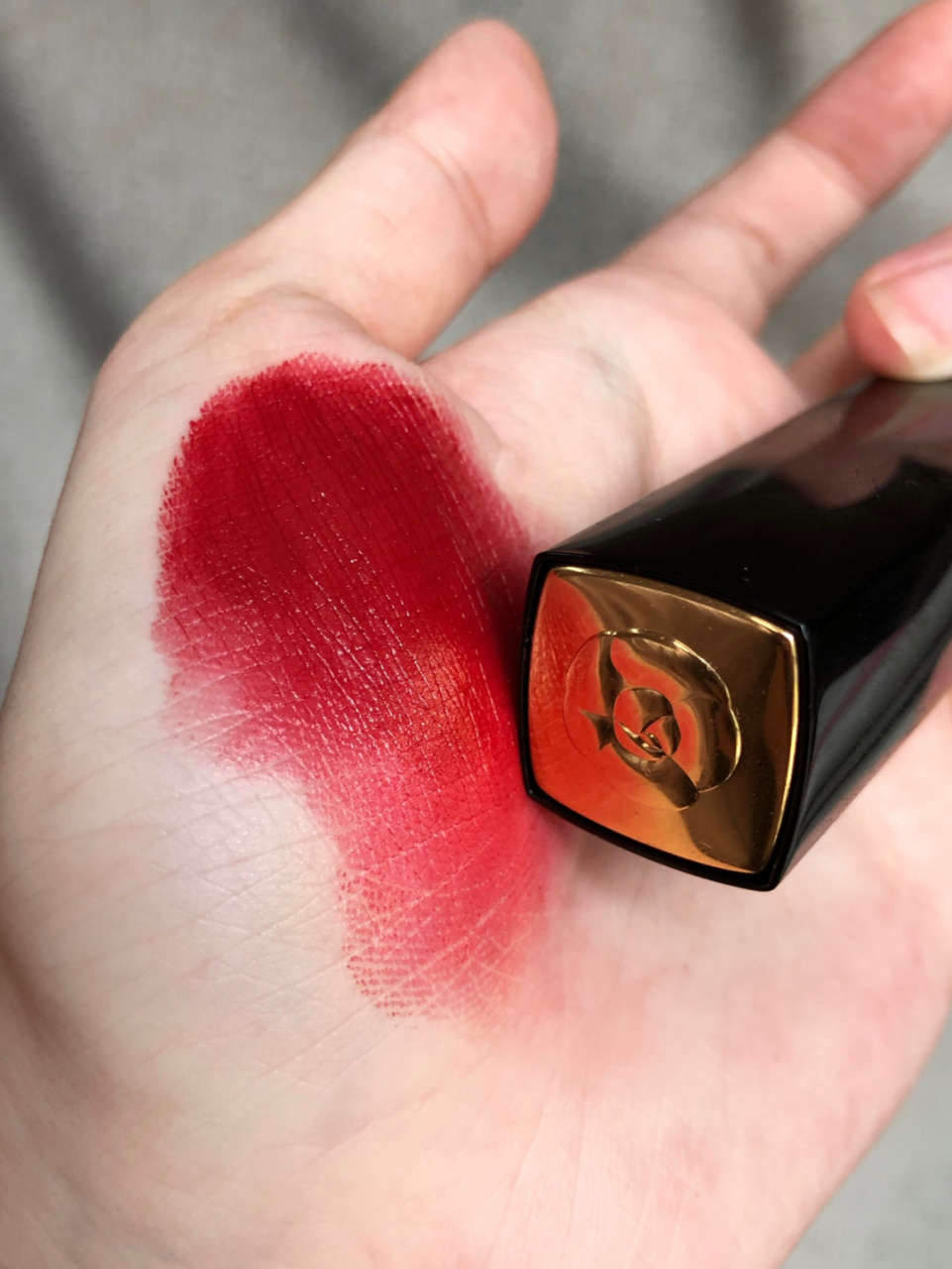 今天po香奶奶的山茶花口红#627 有58的朋友 这支是真的跟58很像 我