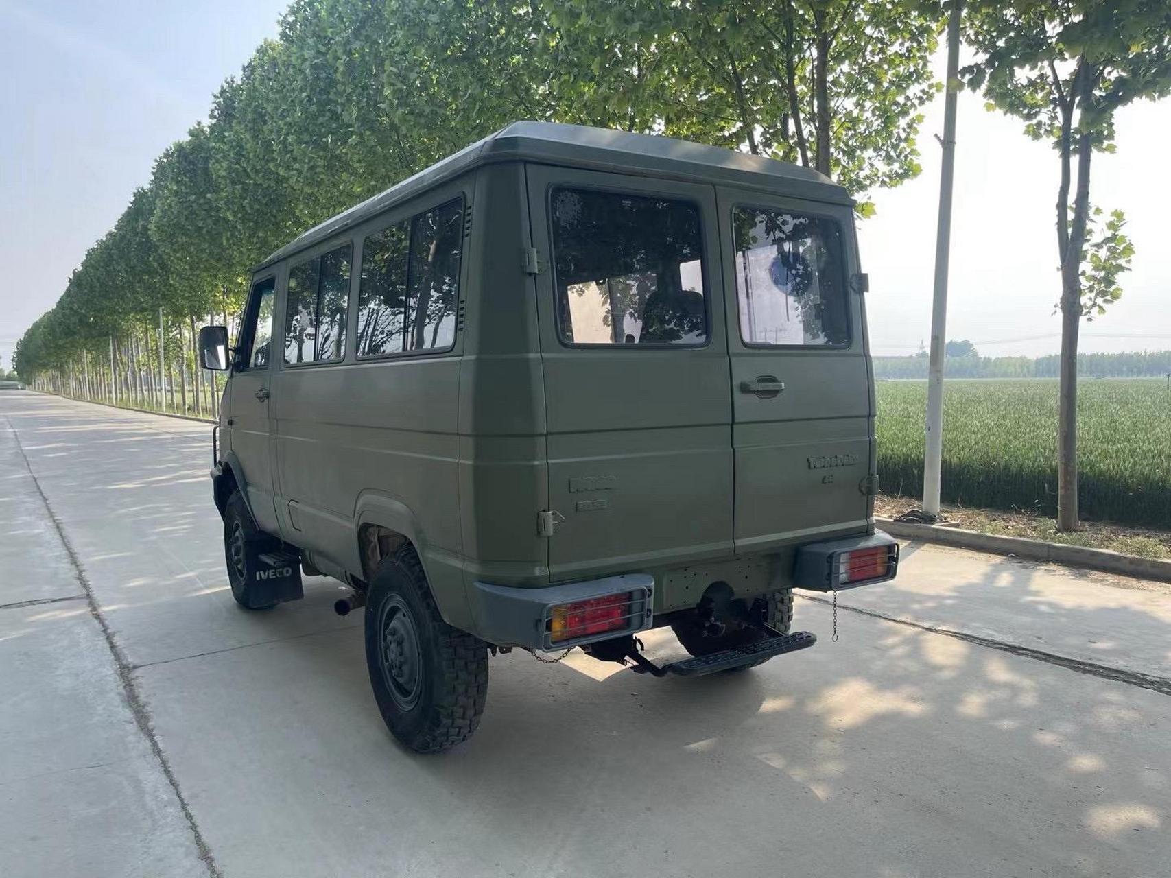 新到退役四驱依维柯2045面包车,柴油四驱两把机械7515前后桥差速