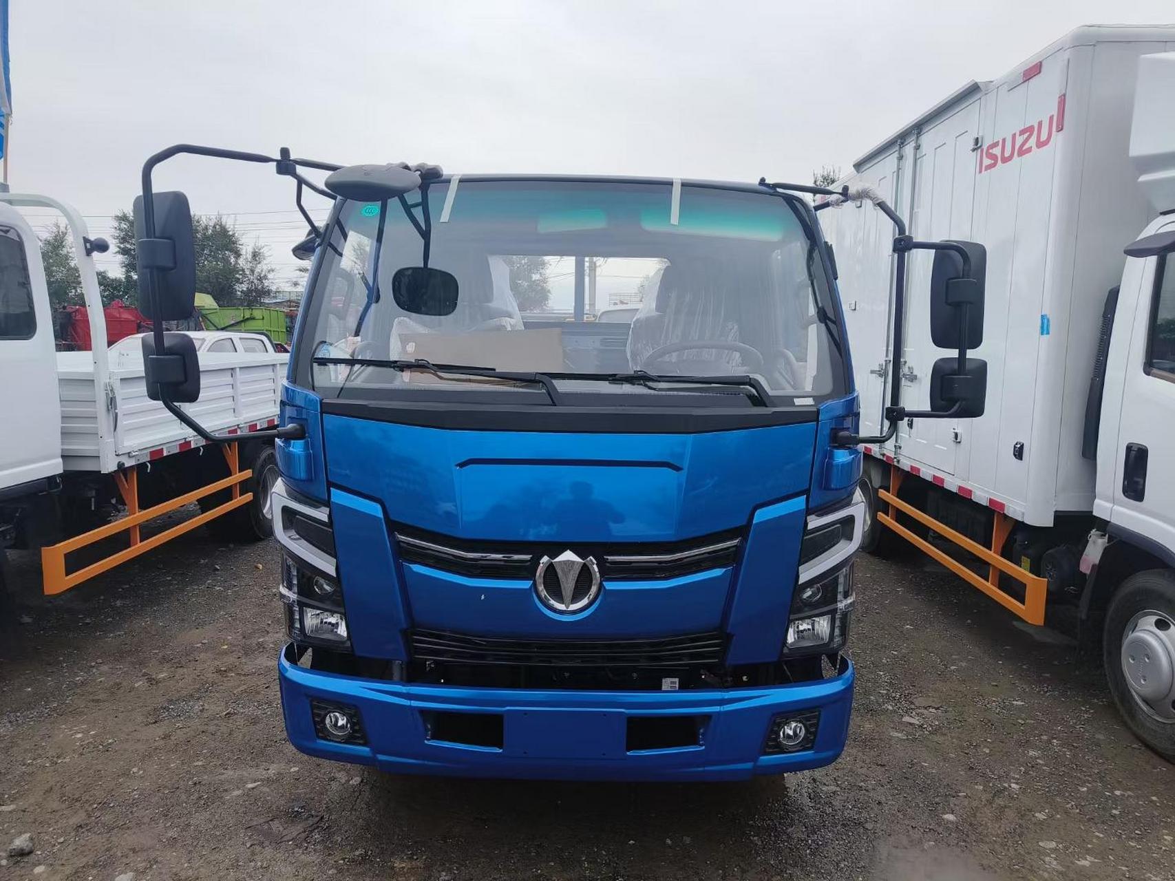 奥驰v2,长4.2米宽2米发动机德威d25.