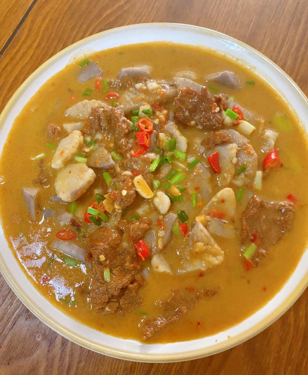 葱香芋头烧牛肉做法,芋艿牛肉汤拌饭干三碗 芋头烧牛肉,芋头烧排骨